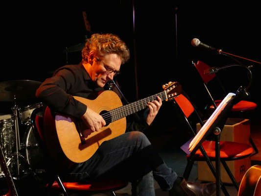 Professeur de guitare classique, électrique, basse à l'EMION